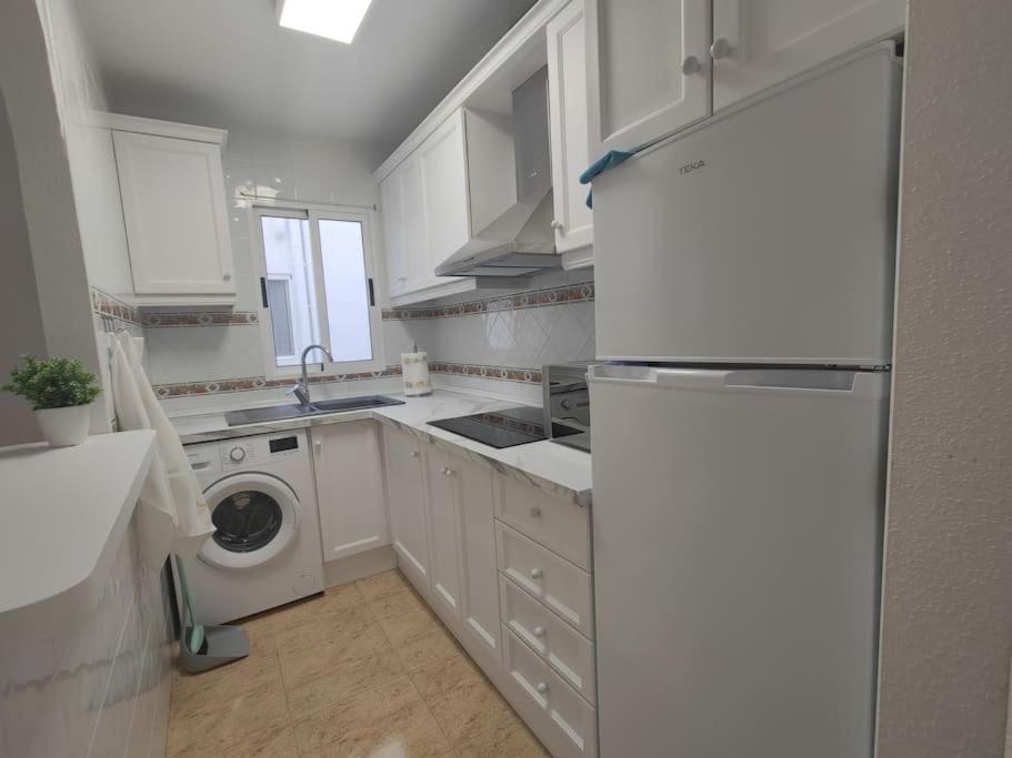 Apartment 2 Bedroom 100 M To Playa De Locos ,pool Torrevieja
